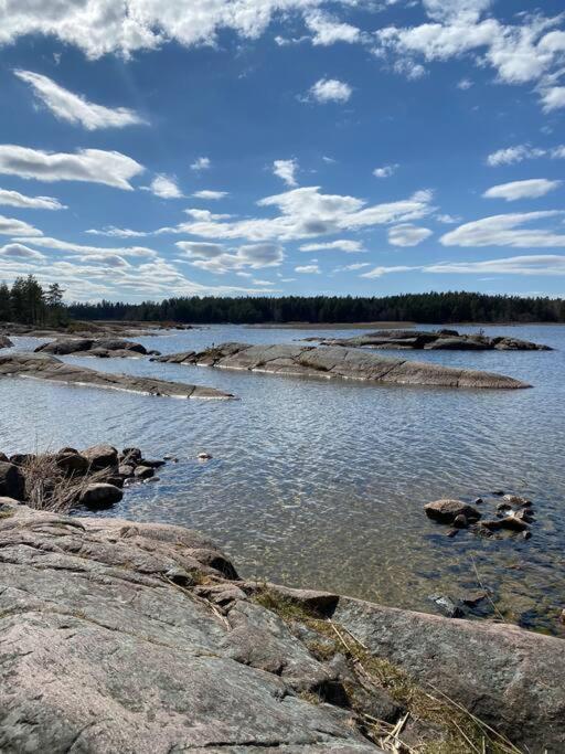 Stuga Pa Oe / Naerhet Till Vatten Mariestad Exteriér fotografie