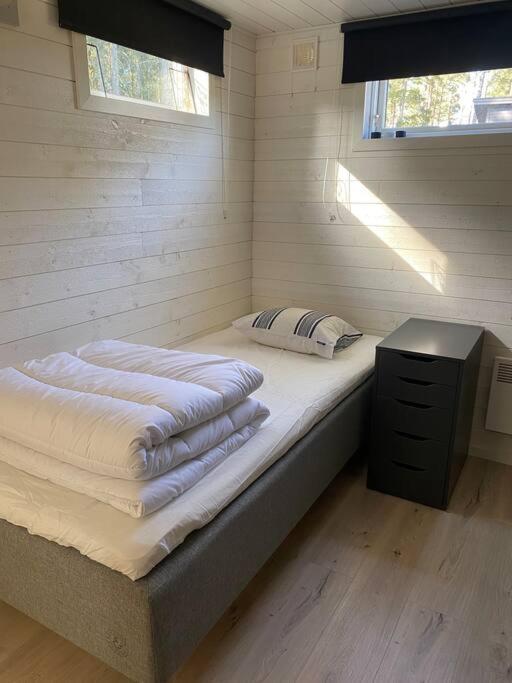 Stuga Pa Oe / Naerhet Till Vatten Mariestad Exteriér fotografie
